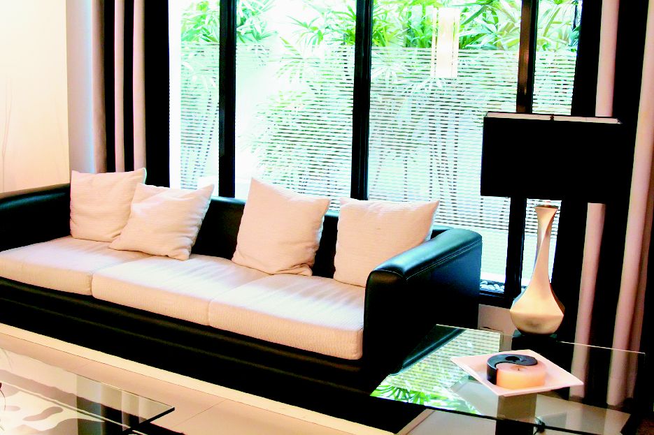 Film décoratif adhésif pour vitrage à bandes blanches de 13 mm et espaces clairs de 6 mm, en rouleau de 1.52 m x 10 m