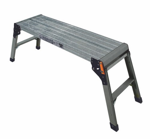 Mini-plateforme individuelle en aluminium pliable pour travaux en hauteur avec surface antidérapante.