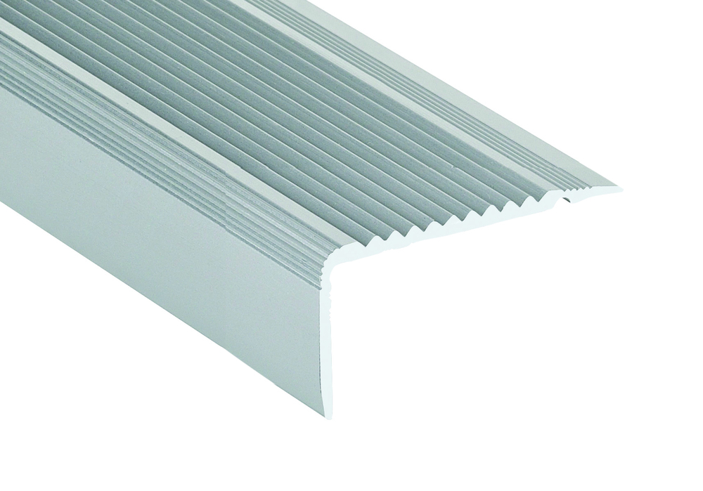 Profilé nez de marche de rénovation adhésif en aluminium incolore de 3m, pour sécuriser et embellir les escaliers.