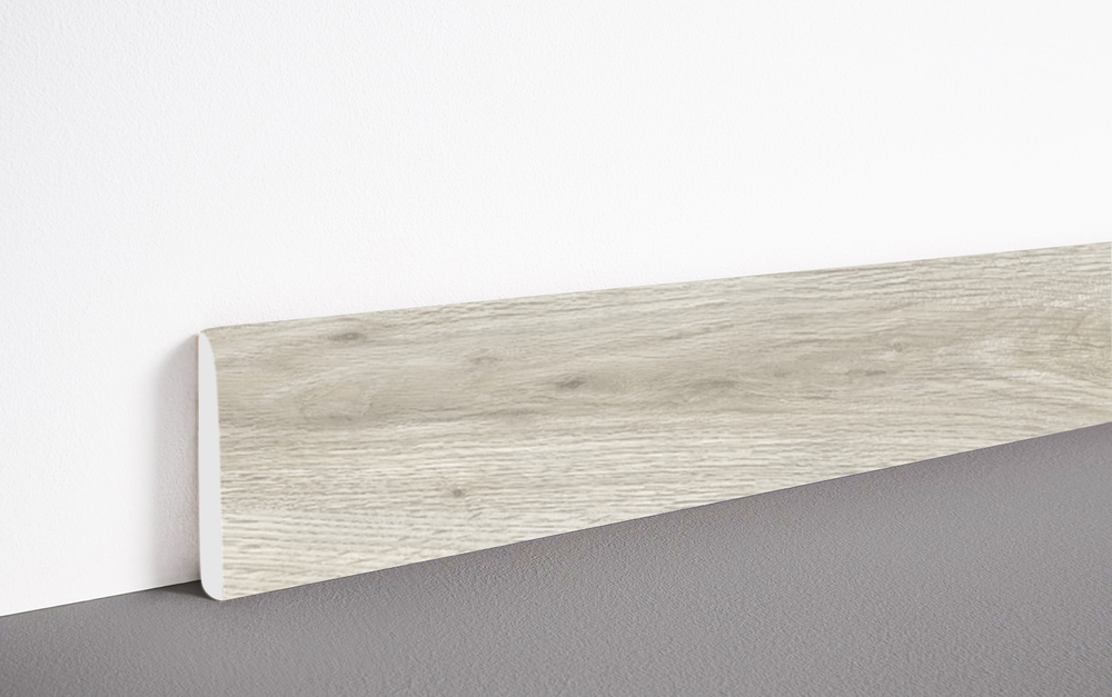 Plinthe PVC à coller effet bois chêne Chapman Oak, idéale pour la finition des sols intérieurs.