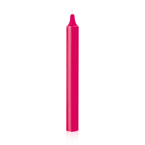 Bougie teintée masse fuchsia de 21mm de diamètre et 200mm de hauteur pour ambiance décorative.