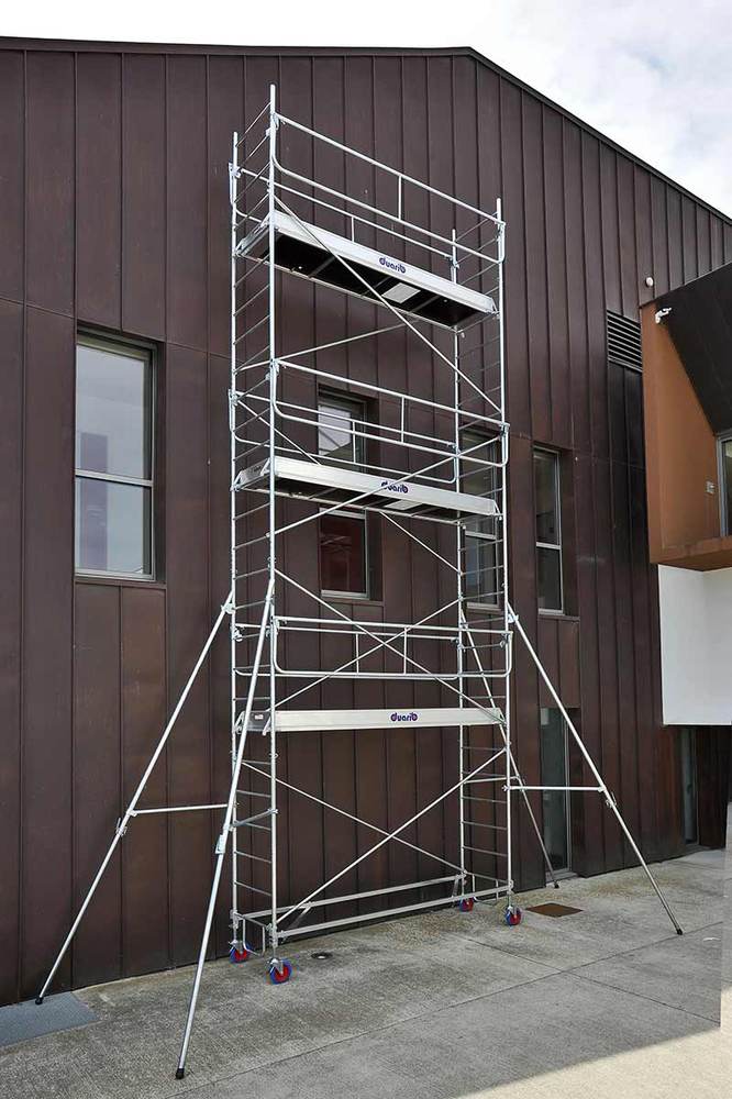 Échafaudage roulant professionnel ROLLSTAR 295 en aluminium, hauteur de travail 9.10m, avec stabilisateurs et roues.