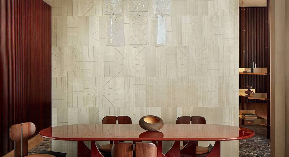 Album de marqueteries pour revêtements muraux, présentant des échantillons de motifs et textures variés