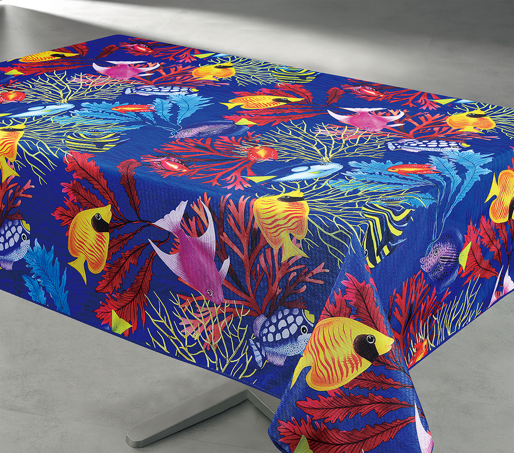 Nappe en polyester toile tissée Lagon Bleu 140x240 cm pour table rectangulaire, présentée sur cintre.