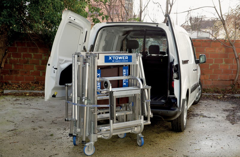 Échafaudage roulant X'Tower sur kit embarq pour faciliter le transport en véhicule.