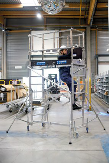 Échafaudage roulant X'Tower dans un atelier