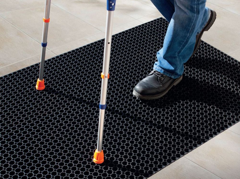 Dalle Caoutchouc antidérapante caillebotis PMR noire 91 x 152 cm avec trous de drainage