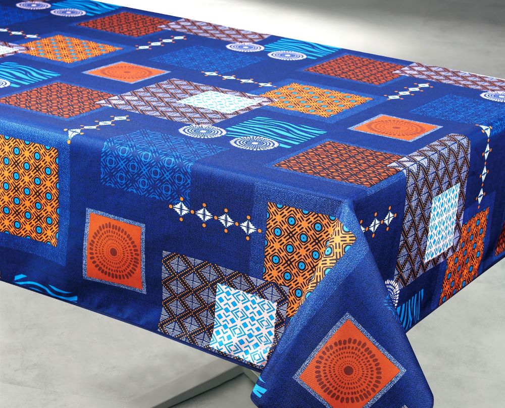 Nappe en polyester tissé Ambre Bleu Paon de 140 x 240 cm, présentée sur cintre