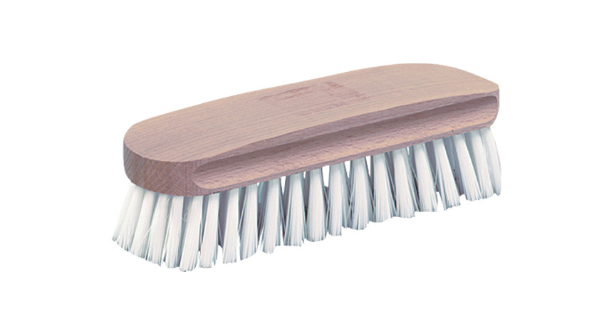 Brosse de ménage bombée en nylon avec poils robustes et manche ergonomique pour le nettoyage des surfaces.