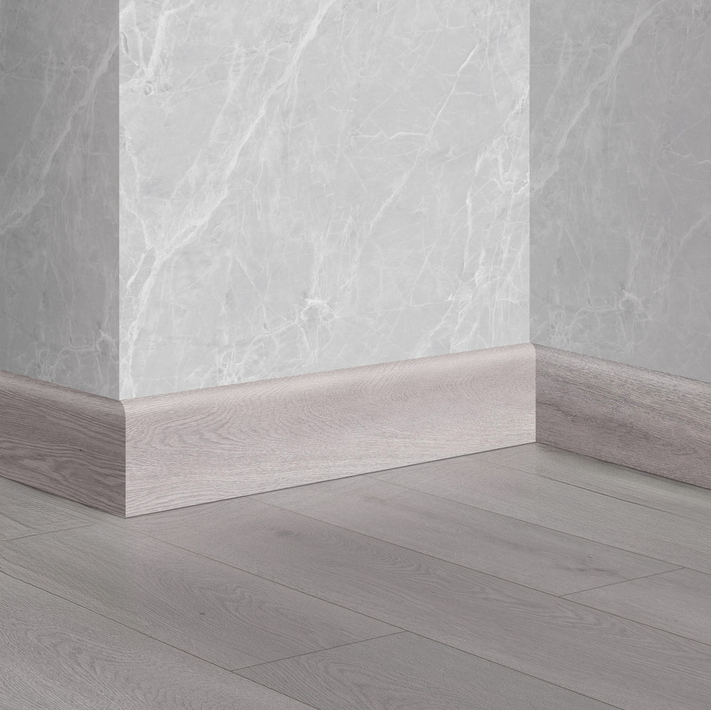 Plinthe PVC Smartfloor Chêne des Rocheuses Clair pour une finition de sol élégante et durable.