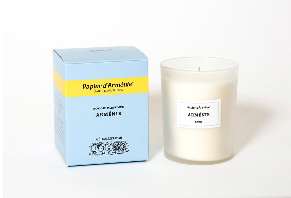 Bougie parfumée Arménie Bleue de 220g dans un pot en verre bleu