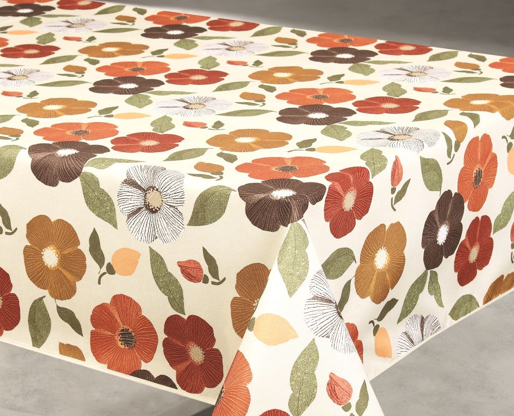 Nappe en polyester beige tissée 140x240 cm motif fleurs, présentée sur cintre.