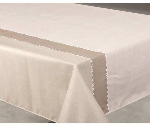 Nappe rectangulaire 140x240 cm en polyester aspect lin, sur cintre.