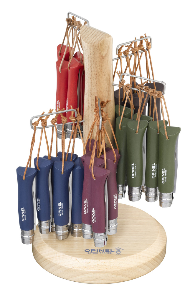 Présentoir en bois garni d'un assortiment de couteaux Baroudeur n°8 pliants Opinel colorés avec lacets.