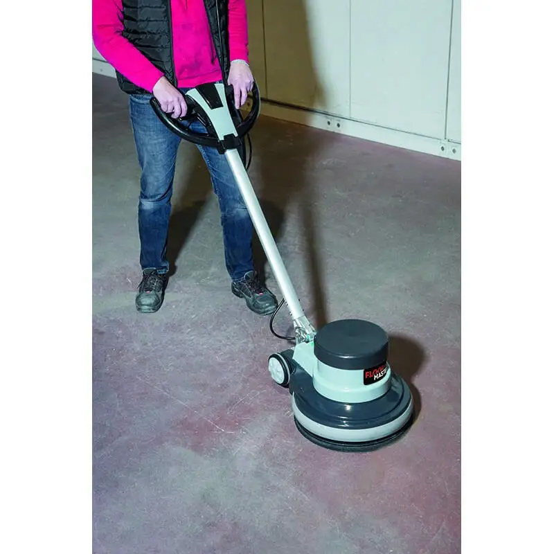 Personne qui utilise la monobrosse Floor Master 1500W