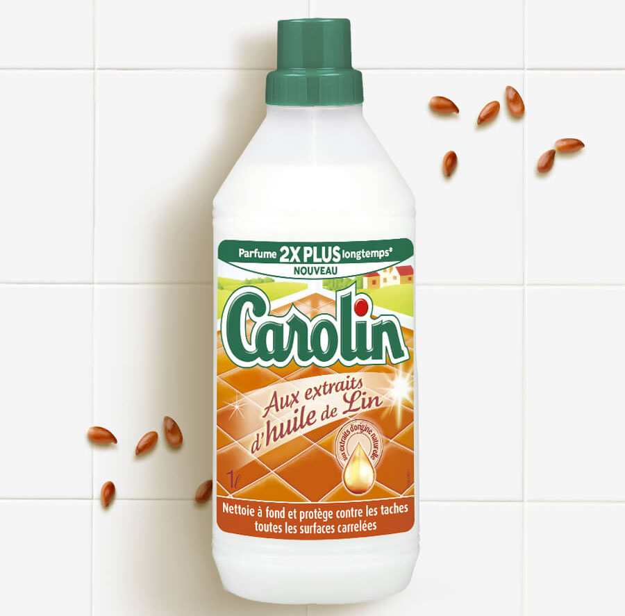Bouteille de Carolin sur carrelage avec graines de lin