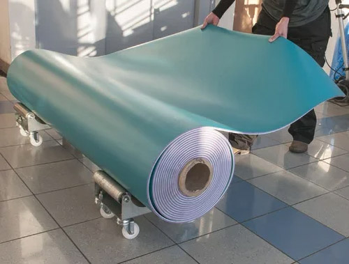 Rouleau de revêtement de sol sur dérouleur à roulettes