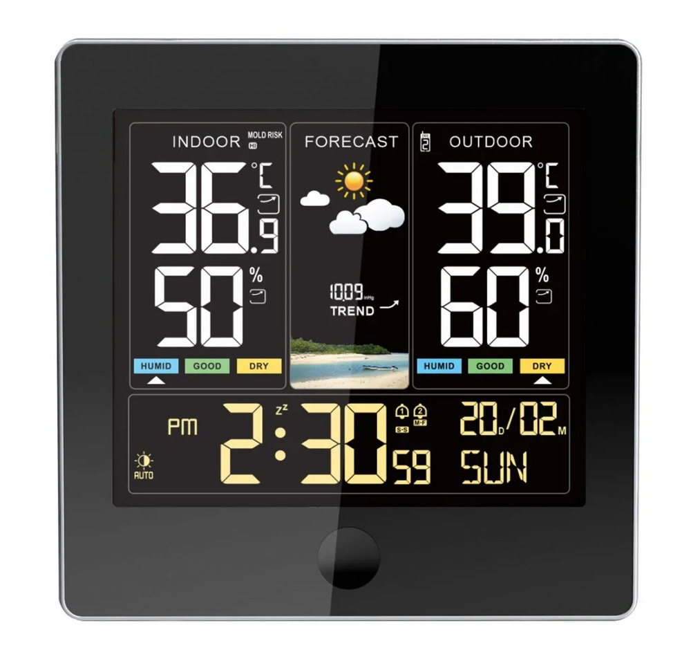 Station météo numérique avec cadre noir affichant l'heure, la date, ainsi que les prévisions météorologiques, les températures et les taux d'humidité intérieurs et extérieurs sur un écran couleur.