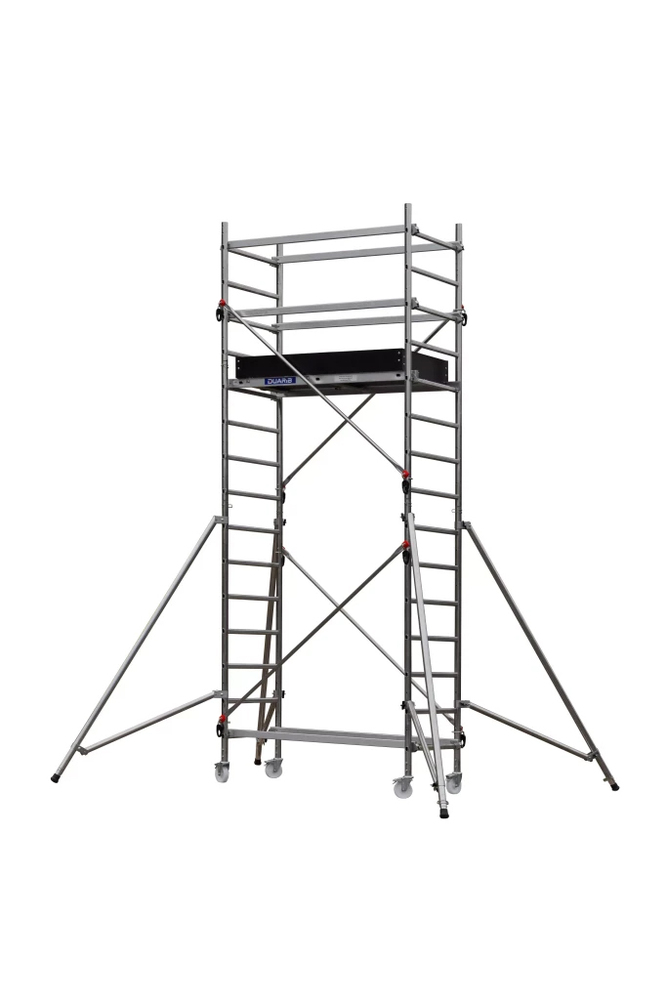 Échafaudage roulant en aluminium avec stabilisateurs latéraux et plateforme de travail sécurisée.