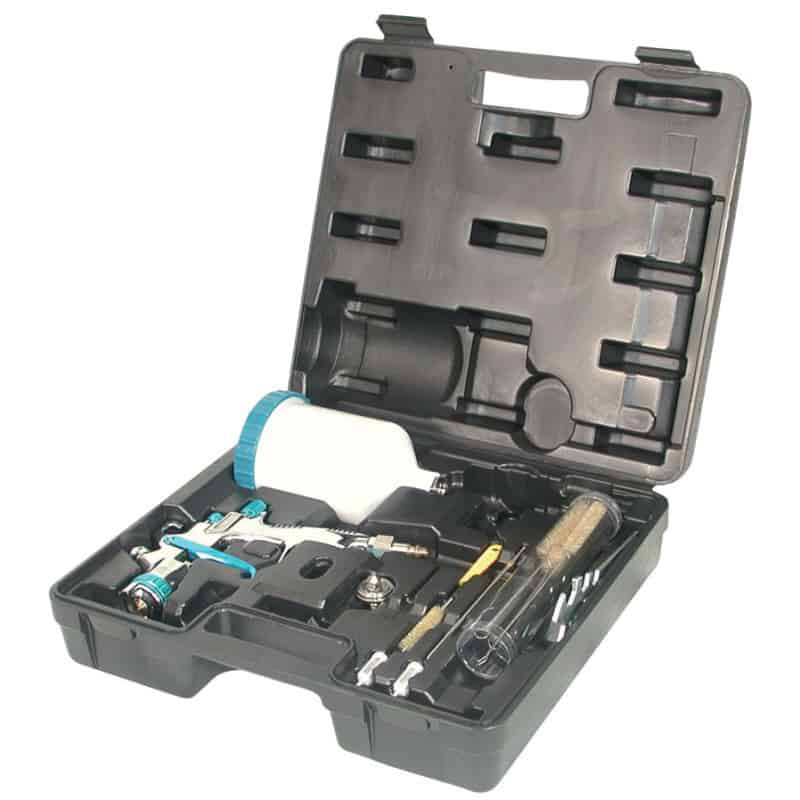 Mallette de transport contenant un pistolet à peinture pneumatique