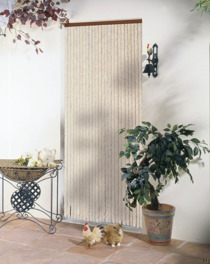 Rideau de porte décoratif en chenille beige à rayures bleues installé dans une ouverture, entouré d'une plante verte en pot, d'un guéridon en fer forgé et de figurines d'animaux au sol.