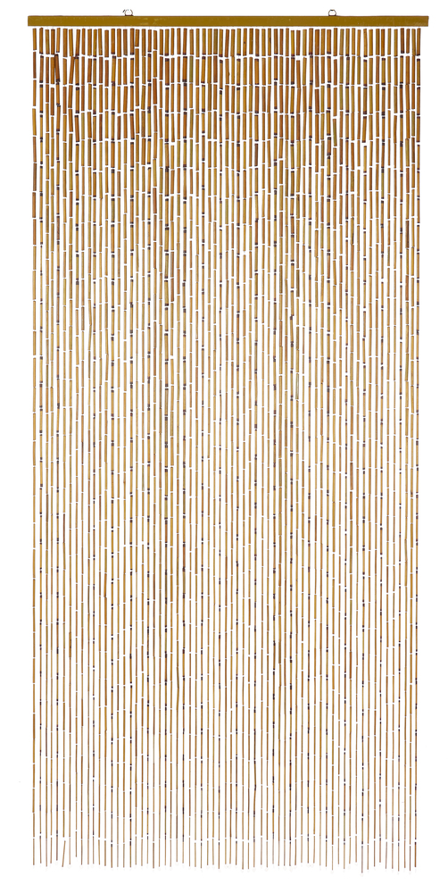 Rideau de porte composé de tubes en bambou naturel reliés par des crochets métalliques, monté sur une barre de support en bois.