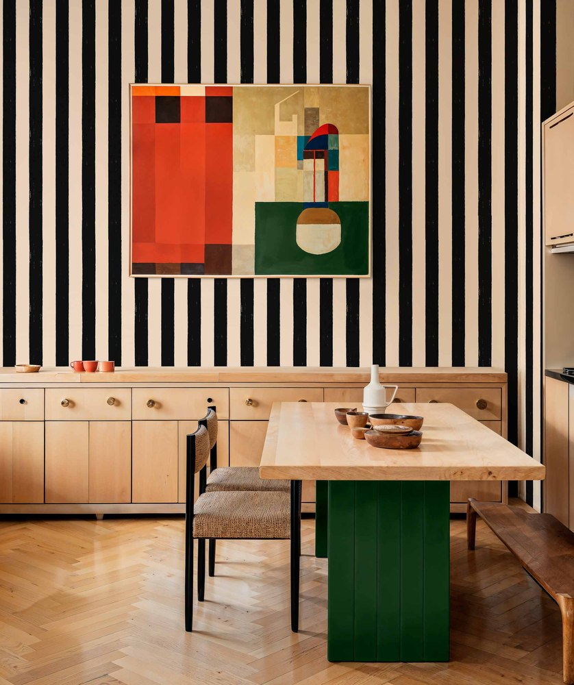 Papier peint à rayures verticales noires et blanches pour une décoration murale graphique et moderne.