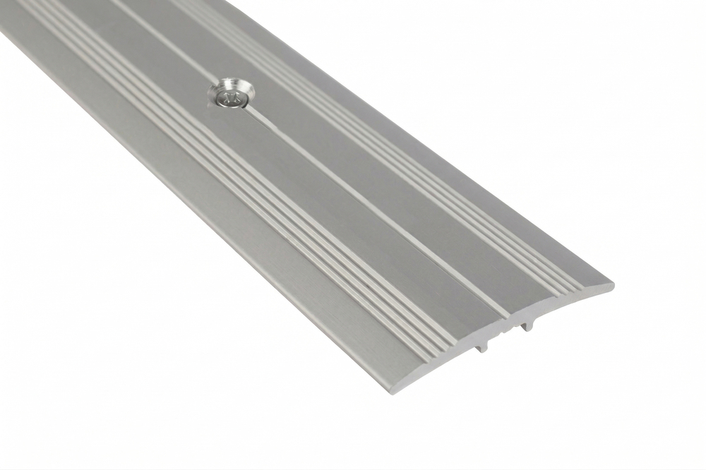 Barre de seuil de rattrapage de niveau en aluminium strié pour assurer la jonction entre deux sols différents.