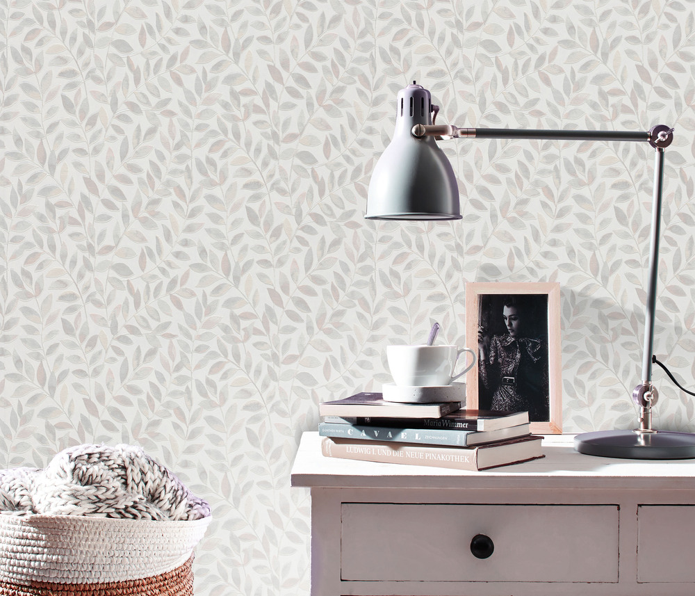 Papier peint Montecolino motif de feuillage délicat tons pastels gris et roses.