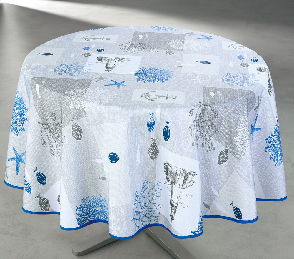 Nappe ronde en polyester 160 cm Atlantide avec motif marin aux tons bleu et gris, esprit bord de mer élégant et contemporain.
