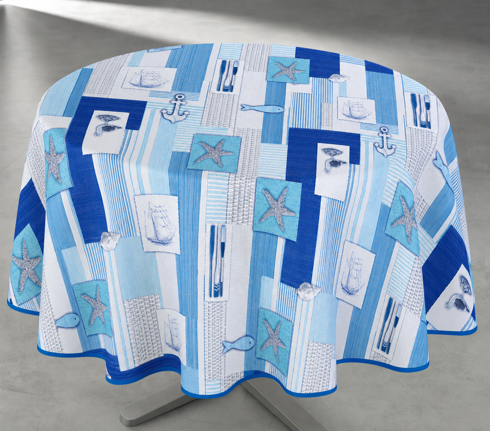 Nappe ronde 160 cm en polyester avec motif marin graphique aux nuances de bleu, décorée d’étoiles de mer, ancres et voiliers pour une ambiance bord de mer moderne.