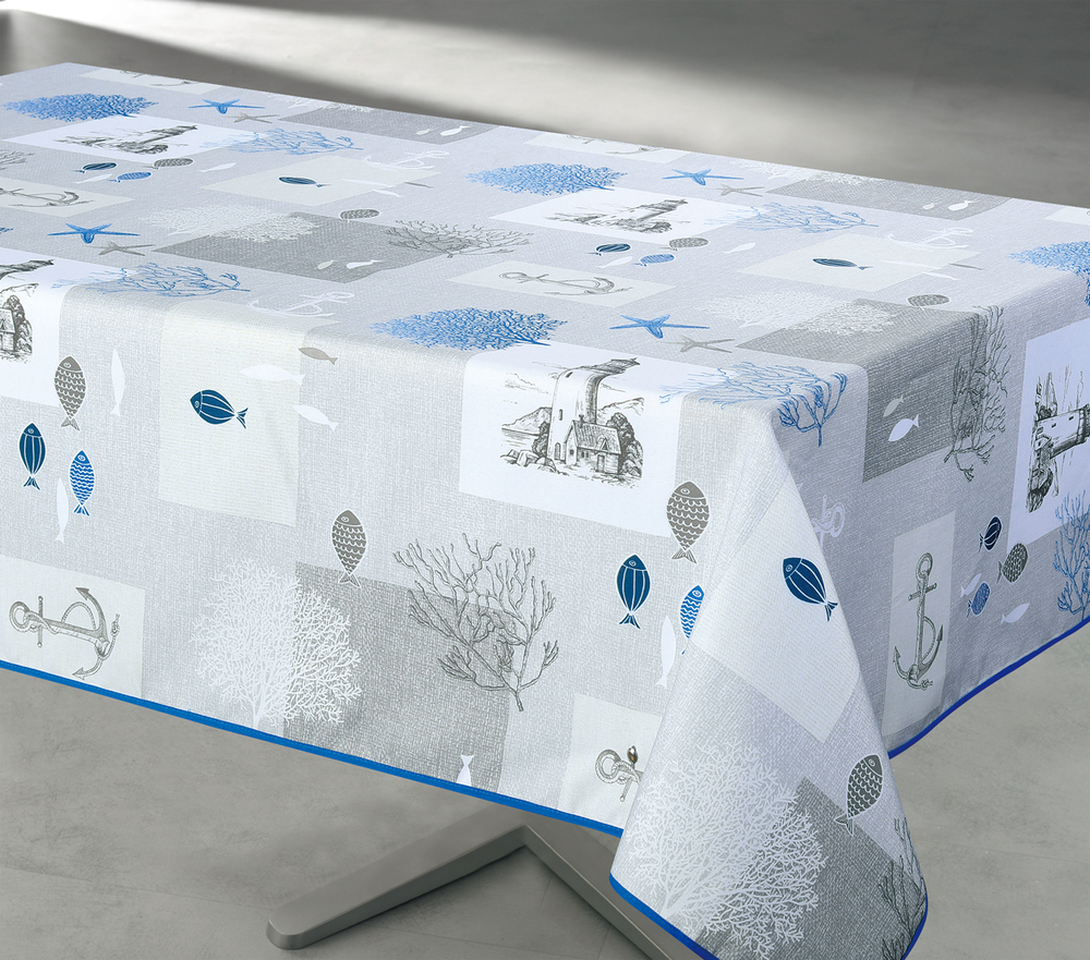 Nappe rectangulaire en polyester 140 cm x 240 cm Atlantide avec motif marin aux tons bleu et gris, esprit bord de mer élégant et contemporain.