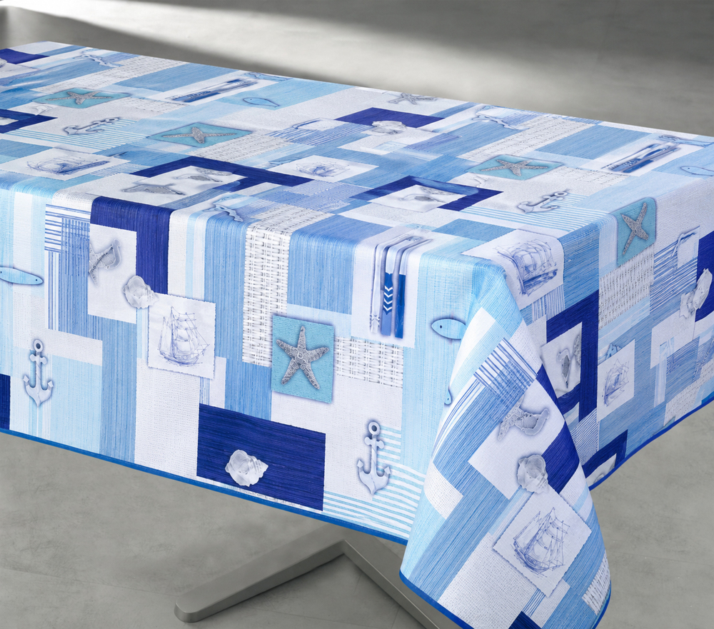 Nappe rectangulaire 140 cm x 240 cm en polyester avec motif marin graphique aux nuances de bleu, décorée d’étoiles de mer, ancres et voiliers pour une ambiance bord de mer moderne.