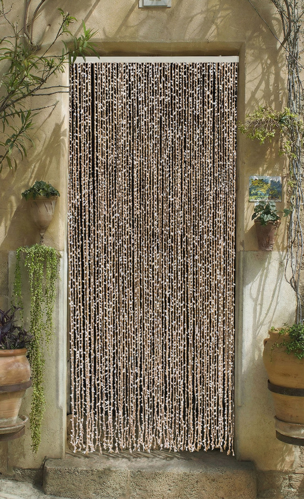 Rideau de porte décoratif composé de fines cordes torsadées de couleur naturelle parsemées de petits éléments blancs