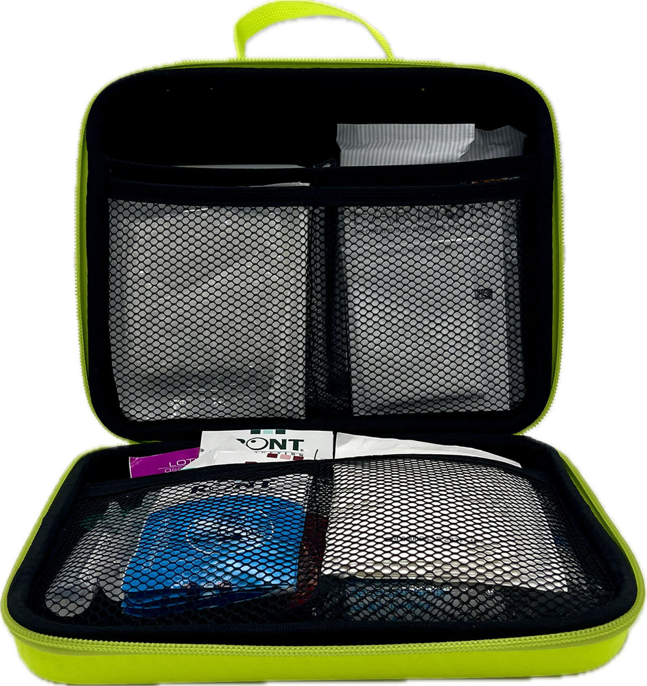 Trousse de secours ouverte adaptée pour 4 à 6 personnes avec matériel de premiers soins d'urgence.