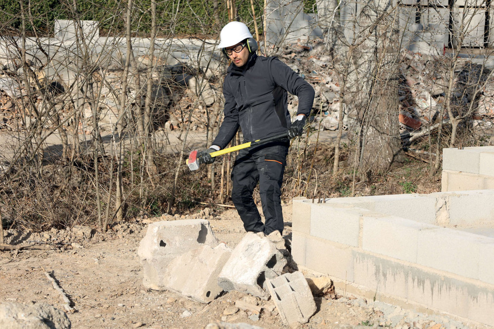 Ouvrier avec casque de chantier blanc
