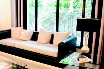 Film décoratif adhésif pour vitrage à bandes blanches de 13 mm et espaces clairs de 6 mm, en rouleau de 1.52 m x 10 m