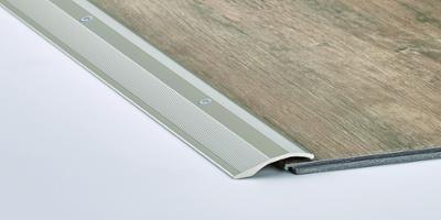 Barre de seuil multi-niveau percée 40 mm x 2.70 m pour rattraper des différences de niveau de sol