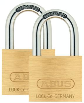 Lot de 2 cadenas à clé légers en laiton sous blister, idéaux pour casiers et bagages.