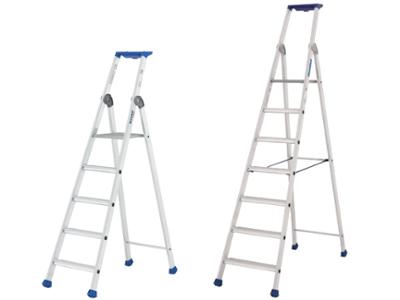 Lot de 2 marchepieds professionnels Maxibat, un de 5 marches et un de 7 marches, robustes et stables pour les travaux de bâtiment.