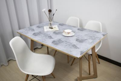 Protège table imprimé Pretty 140 cm x 20 m, en rouleau pour découpe sur mesure.