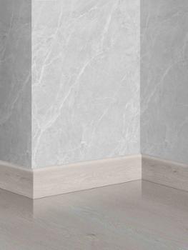 Plinthe PVC Smartfloor aspect chêne blanc pour une finition soignée du sol