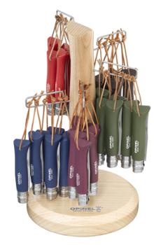Présentoir en bois garni d'un assortiment de couteaux Baroudeur n°8 pliants Opinel colorés avec lacets.