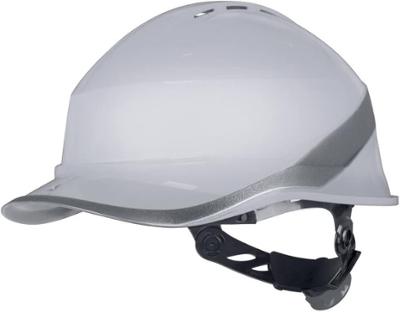 Casque de chantier de protection blanc avec bordure grise et jugulaire noire réglable.