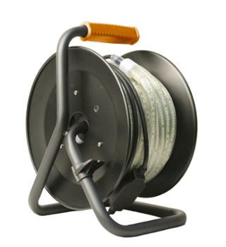 Ruban LED flexible Théard sur enrouleur noir avec poignée ergonomique pour éclairage de chantier.