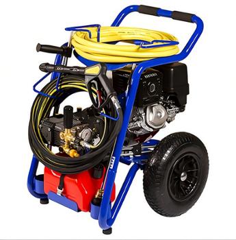 Nettoyeur haute pression thermique sur chariot bleu avec moteur noir, réservoir rouge, pistolet et tuyaux jaune et noir.