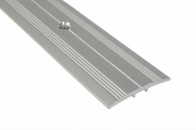 Barre de seuil de rattrapage de niveau en aluminium strié pour assurer la jonction entre deux sols différents.