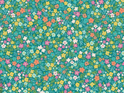 Toile cirée Déco imprimée avec un motif floral dense et coloré composé de petites fleurs rouges, roses, jaunes et corail mêlées à un feuillage vert délicat sur fond vert, dans un esprit champêtre et romantique, dimensions 140 cm x 20 m, imperméable et facile d’entretien.