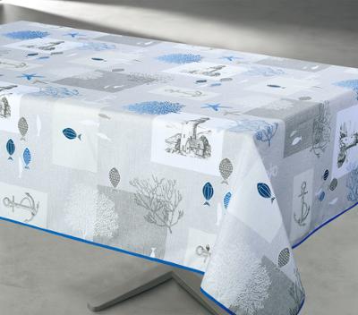 Nappe rectangulaire en polyester 140 cm x 240 cm Atlantide avec motif marin aux tons bleu et gris, esprit bord de mer élégant et contemporain.