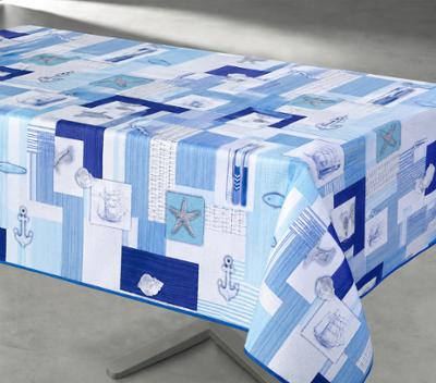 Nappe rectangulaire 140 cm x 240 cm en polyester avec motif marin graphique aux nuances de bleu, décorée d’étoiles de mer, ancres et voiliers pour une ambiance bord de mer moderne.